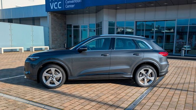 Im Vergleich zu SUVs anderer Marken spart sich Audi einen „Platz da, hier komm ich“-Auftritt. Der Q5 sieht elegant und zeitlos aus und ist mit 4,71 Metern Länge auch noch kompakt genug für innerstädtische Parkplätze. (Bild: Mauritz – VCG)