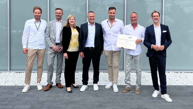 Bernd Mattick, Senior Manager Network bei Jaguar Land Rover Deutschland, überreichte dem Team des Autohauses Stefan Geisser die Händlerplakette. (Bild: Autohaus Geisser)