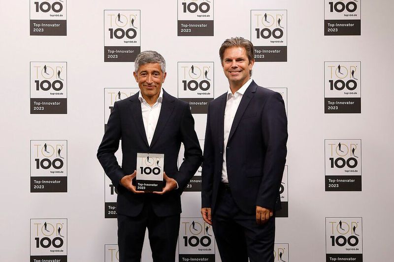 Die IQM Germany GmbH baut Quantencomputer, die in Zukunft wichtige Aufgaben übernehmen sollen. Dem Unternehmen steht dabei laut eigenen Angaben nicht nur das größte Team in Europa zur Verfügung, sondern erschafft damit auch zahlreiche neue Innovationen: 640 wissenschaftliche Veröffentlichungen gehen auf das Konto von IQM Germany. Innovationen im Unternehmen entstehen außerdem durch Ideenwettbewerbe. Rechts im Bild: Stefan Rank (Marketing Manager). (Bild: KD Busch/compamedia)