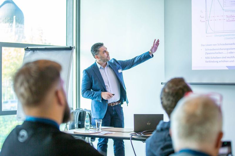 Jan Müller von Teckentrupp stellte in seinem Vortrag vor, wie die effektive Sicherung von elektrischen Kontaktverschraubungen gelingen kann. (Bild: Amelie Jehmlich/ART n Photo)