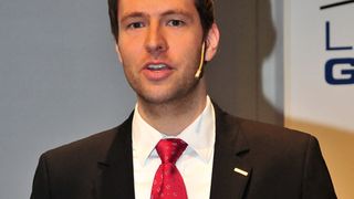 Dr. Martin Peruzzi erklärt die künftigen Einsatzmöglichkeiten des Werkstoffs Stahl im Leichtbau.  (Foto: Thomas Günnel)