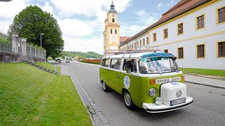 Vor dem ehemaligen Koster in Eichstätt: ein VW Bus T2, Bj 1978 (Bild: Zietz -VCG)