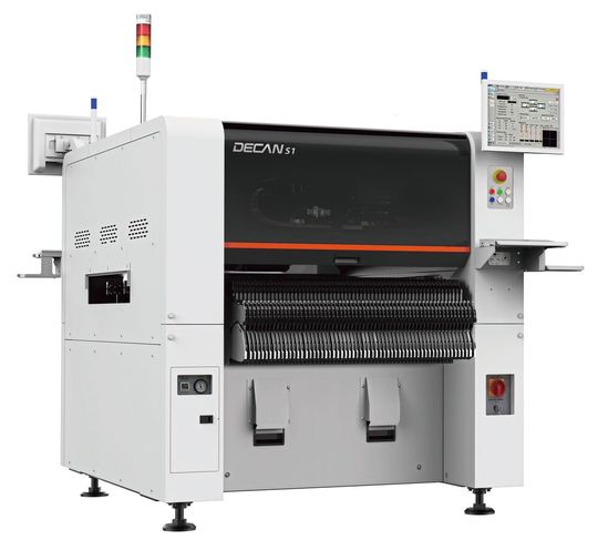 SMT-Bestückung: Der Hanwha Decan S1 gehört zum Maschinenportfolio von Multi Components und übernimmt die automatisierte Bestückung von Leiterplatten.(Bild:  Hanwha)