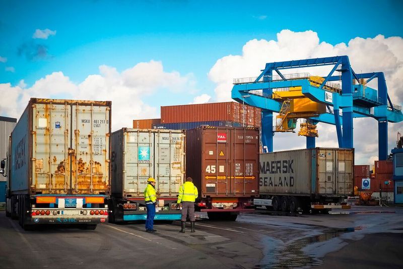 06. Transport/ Logistik/ Verkehr:  Wesentlich mehr bekommen Berufseinsteiger nach ihrem Universitätsabschluss im Bereich Transport, Logistik und Verkehr. Mit einem Gehalt von durchschnittlich 43.050 € im Jahr lockt diese Branche neue Arbeitskräfte an. Welcher Sektor exakt die gleichen Werte in der Statistik erreicht hat, erfahren Sie im nächsten Bild.  (gemeinfrei)