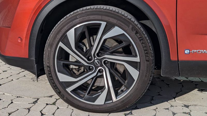 Die von uns gefahrene Version „1.5 VC-T E-Power“ kam in der Ausstattungsvariante „Tekna“ daher. Sie beinhaltet zahlreiche Features wie LED-Scheinwerfer, ein Panorama-Schiebedach, ein Navigationssystem, ein Head-up-Display sowie zahlreiche Fahrerassistenzsysteme wie eine adaptive Geschwindigkeitsregelanlage, ein Notbremssystem und einen Totwinkel- und Spurhalteassistent. Und so standen auch stattliche 50.920 Euro als UVP in der Spalte „Gesamtpreis Ihres Testwagens“. Die riesigen 20-Zoll-Räder, die 500 Euro Aufpreis kosten, kann man sich im Hinblick auf Reifenkosten, Felgenschäden und Fahrkomfort getrost sparen. (Bild: Dominsky – VCG)