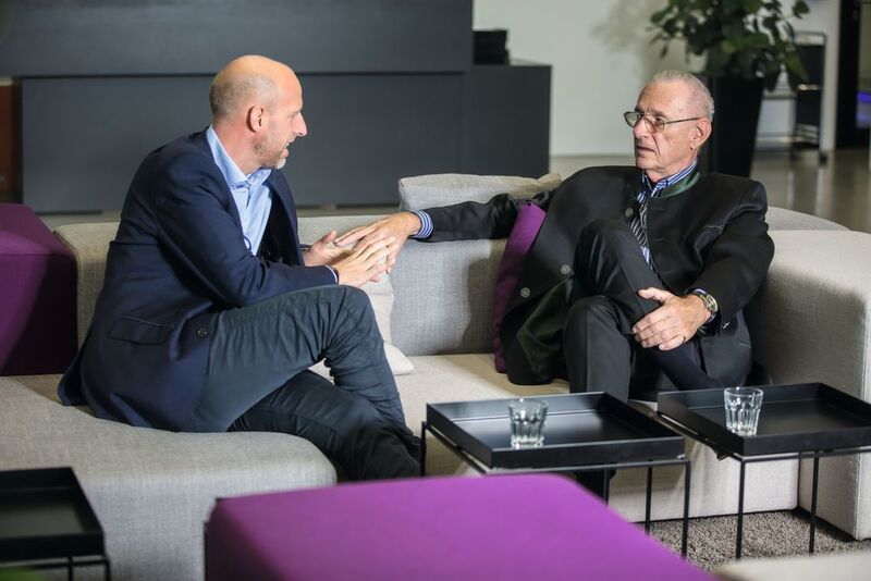 Mit RECOM Power auf Erfolgskurs: Die Firmenchefs Karsten Bier (links) und sein Vater Horst in der neuen Unternehmenszentrale in Gmunden, Österreich. (RECOM Power)