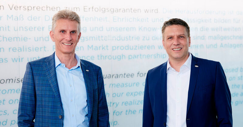 Ulrich Bartel (links), President der Coperion-Gruppe, und Markus Parzer, President der Polymer Division von Coperion. (Coperion)