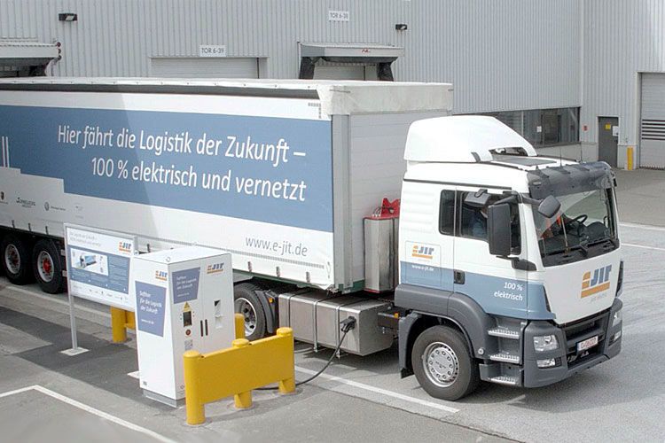 Dafür baute IAV zwei 40-Tonnen-Sattelzugmaschinen auf und rüstete sie mit elektrischen Antrieben und Akkus mit 144 kWh Kapazität aus. (AMZ Automobilzulieferer Sachsen)