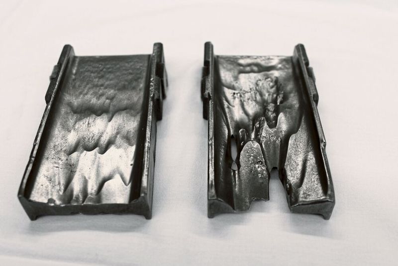 Hoher Staubanteil im Betriebsgemisch zerstörte die rechte Wurfschaufel eines Schleuderrades vorzeitig; die Schaufel links zeigt einen normalen Verschleiß. (Bild: Pantatec)