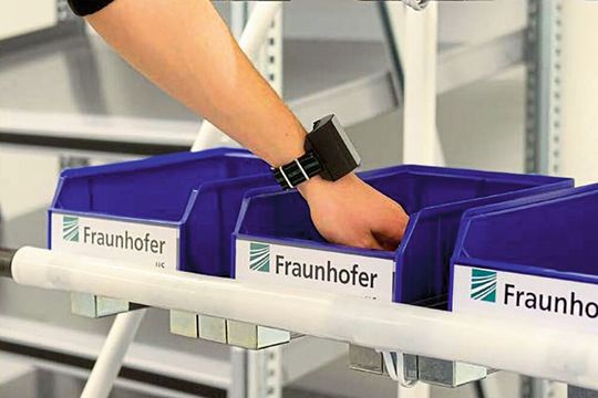 Im Forschungsprojekt „SmaRackT“ werden Materialflüsse durch induktive Nahfeldortung und maschinelles Lernen identifiziert und getrackt. Im Forschungsprojekt „SmaRackT“ werden Materialflüsse durch induktive Nahfeldortung und maschinelles Lernen identifiziert und getrackt.