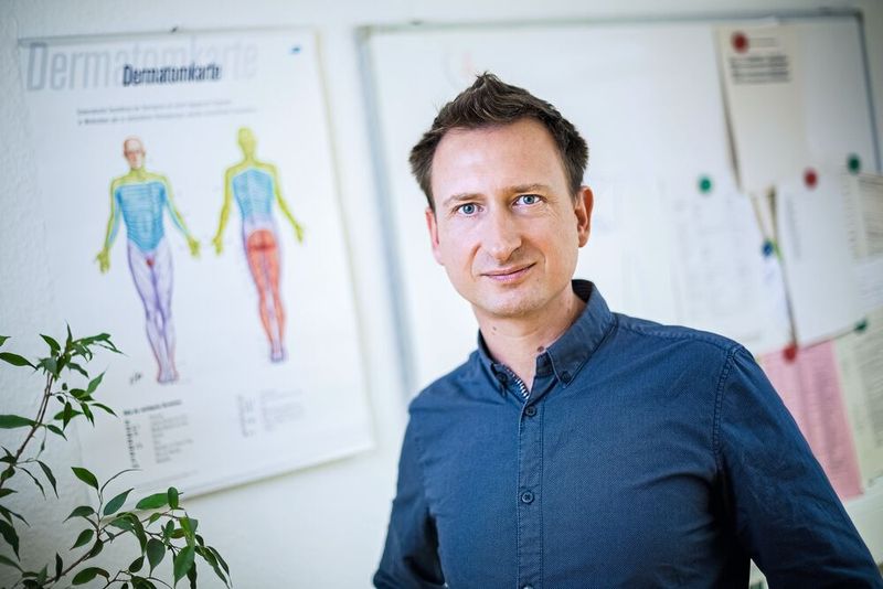 Prof. Dr. Martin Diers arbeitet in der Klinik für Psychosomatische Medizin und Psychotherapie am LWL-Universitätsklinikum der RUB. (Bild: Damian Gorczany, Ruhr-Universität Bochum)