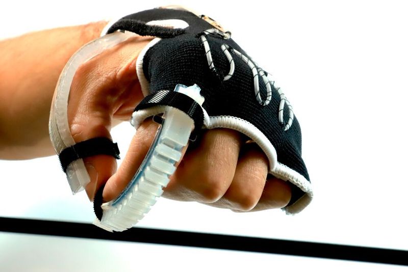 The EPFL team has  fitted a fabric glove with tubes and shown that it is possible to heat or cool parts of the glove as desired.  (Vito Cacucciolo / 2019 EPFL)