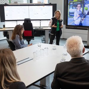 Im Automation Forum der Business Area Prozessautomation war zentrales Thema der Umstieg von zentral-fossil auf dezentral-erneuerbar sowie H2.(Bild:  Luca Siermann/ABB)