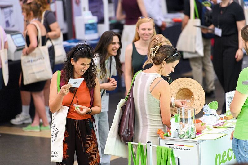 Der Chemikalienhändler Neofroxx hat sich das Thema Nachhaltigkeit auf die Fahne geschrieben  – und das bringt anscheinend gute Laune. Am Stand konnten Besucher die Handelsvertreter ausfragen, welche Aktionen das Unternehmen für die Umwelt durchgeführt hat, und welche Labor- und Biochemikalien der Händler anbietet.    Mehr Infos zu den kommenden LAB-SUPPLY-Messen finden Sie auf www.lab-supply.info (Bild: Stefan Stark)