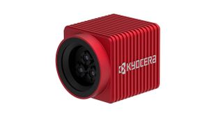 Die Kamera nutzt drei Objektive und eine proprietäre KI, um halbtransparente sowie dünne und feine linienförmige Objekte zu erkennen, die mit dem menschlichen Auge und herkömmlichen Stereokameras bisher nur schwer erkennbar waren. (Bild: Kyocera)