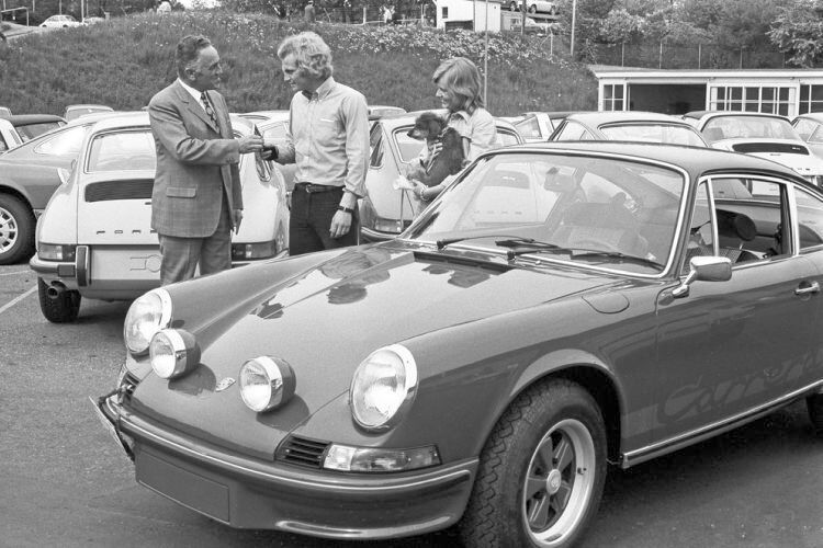Natürlich schmückt sich auch ein Fahrzeughersteller gerne mit Prominenten. Im Bild Uli Hoeneß, wie er seinen 911 Carrera RS 2,7 Coupé, Modelljahr 1973, persönlich im Werk entgegennimmt. (Porsche AG)