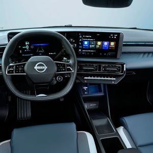 Schalter, Hebel und Bildschirme sind aus dem Renault R5 bekannt.(Bild:  Nissan)