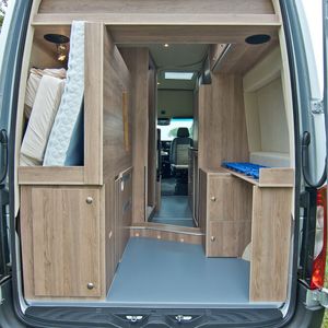 Im Heck ist nur noch Platz für ein quer eingebautes Doppelbett, das in der Breite (1,19 bis 1,44 Meter) abgeschrägt ist und seitlich hochgeklappt werden kann, so dass Fahrräder oder sperrige Gegenstände transportiert werden können.(Bild:  La Strada)