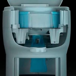 Cleanflex basiert auf einem Endlos-Folienschlauch, der die Kloschüssel bedeckt und am unteren Ende verschlossen ist. Nach jeder Toilettennutzung wird auf Knopfdruck der Folienbeutel samt Inhalt ein Stück weiter nach unten gezogen und verschweißt.(Bild:  Weinsberg)