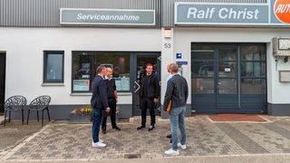 Dennis Christ (Mitte) erklärt der Jury, wie er sich den Einsatz von künstlicher Intelligenz im Kfz-Service der Zukunft vorstellt.  (Bild: Rosenow – VCG)