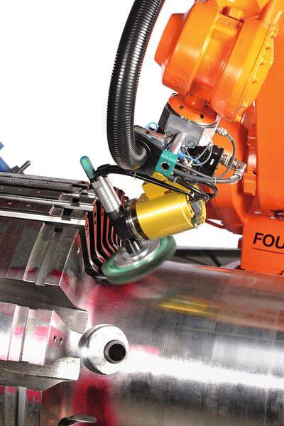 Bild 3: Die pneumatisch angetriebenen, nachgiebigen Werkzeuge sorgen für ein sehr gutes Entgratergebnis. (Bild: Indat)