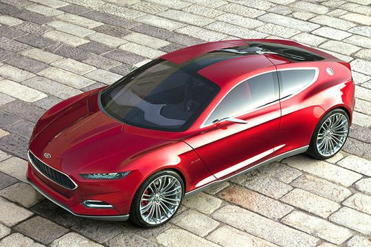 Der 4,50 Meter lange und 1,36 Meter flache Ford fällt durch einen höheren, trapezförmigen Kühlergrill auf. (Ford)