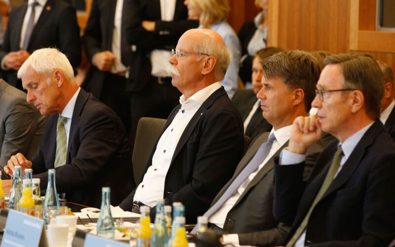Wenig Begeisterung: Matthias Wissmann, Präsident des Verbandes der Autoindustrie (VdA), BMW-Boss Harald Krüger, Daimler-CEO Dieter Zetsche, und Volkswagen-Chef Matthias Müller (v.r.n.l). (Axel Schmidt/POOL/dpa)