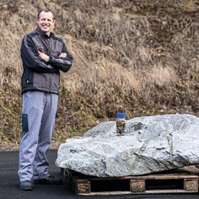 Der Vergleich: die gleiche Wolframmenge im Roherz und in Vollhartmetallstücken. Die Konzentration im Vollhartmetallstück ist 250 mal so hoch wie im Wolframerz. (Bild: Wolfram Bergbau und Hütten AG)