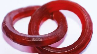 Mit dem neuen Two-Cure-Verfahren aufgebaute Ring-in-Ring-Struktur – hergestellt ohne tragende Stützstrukturen und ohne direkten Kontakt zur Bauplattform. (Fraunhofer ILT)