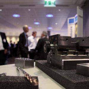 Werkzeuge, Technologie und Gespräche zwischen Referenten, Ausstellern und Besuchern stehen im Fokus des Swissmem-Zerspanungsseminars. 