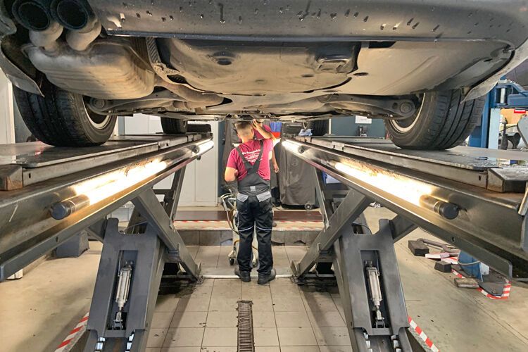 ... und Öl gewechselt. Und wie in jeder Full-Service-Werkstatt ... (Bild: Schreiner/»kfz-betrieb«)