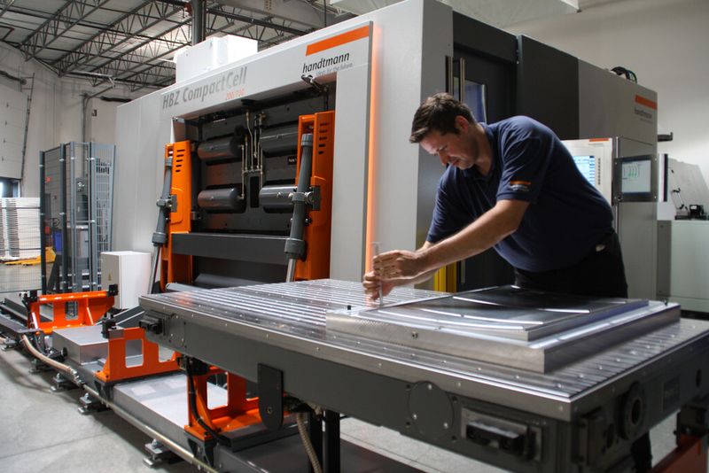 Durch die nachrüstbare Palettenautomation wird ein bedienerfreundliches Rüsten auf einer zweiten Palette möglich, während auf der ersten Paltette das Werkstück automatisch bearbeitet wird.  (Bild: Handtmann)