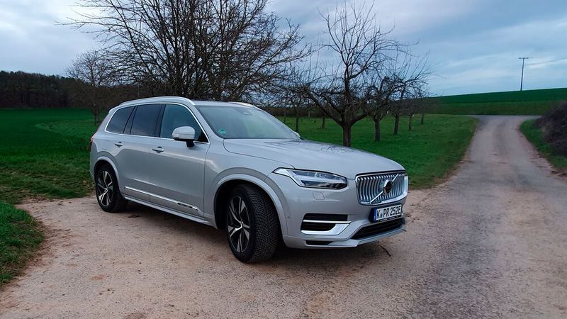 1. Das Design: ... wurde seit der Einführung des XC90 im Jahr 2015 nur dezent überarbeitet. Mit seinem schlicht-eleganten Auftritt wirkt das SUV zwar klassisch, aber nicht aus der Zeit gefallen. (Bild: Mauritz – VCG)