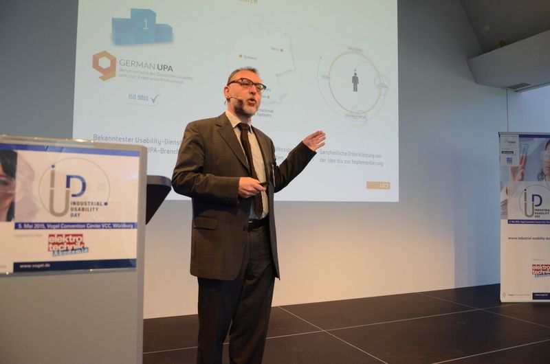 Industrie 4.0 hat das Potential, unsere Arbeitswelt radikal zu ändern. Neben diversen technologischen Herausforderungen gilt es vor allem den Nutzer nicht aus dem Auge zu verlieren. Eine benutzerfreundliche HMI unterstützt den Nutzer durch eine hohe Usability (Gebrauchstauglichkeit) optimal in der Arbeit und reduziert die steigende Komplexität. Doch das allein reicht nicht aus: Über den Erfolg von Technologien und Produkten entscheidet mehr und mehr ein positives Nutzungserleben (User Experience), das Nutzer aus der Consumer-Welt kennen und erwarten. Daher müssen Hersteller nicht nur funktionale und pragmatische, sondern auch emotionale Aspekte bei der HMI-Gestaltung industrieller Produkte berücksichtigen.Doch welche HMI-Elemente tragen zu einem optimalen Nutzungserlebnis bei? Welche motivieren und welche demotivieren? Diese Fragen untersucht eine Studie von UID. Ihr Ziel ist es, aufzudecken, wie die HMI Gestaltung positive Impulse erzeugen kann. In seinem Vortrag stellt Franz Koller, Managing Director der User Interface Design GmbH (UID), die Ergebnisse der Studie vor und zeigt, wie Unternehmen mit einer positiven User Experience die Arbeitsbedingungen im Industrieumfeld optimieren können. Dabei geht es nicht allein darum, Mitarbeiter durch ein positives Arbeitsklima zu motivieren. Letztlich profitieren von einem positiven Nutzungserleben auch die Arbeitgeber und Hersteller – mit einem positiven Markenimage, mehr Effizienz und einer gesteigerten Profitabilität. Die Antworten gab es von Franz Koller von User Interface Design. (Bild: Simon Pichler/VBM)