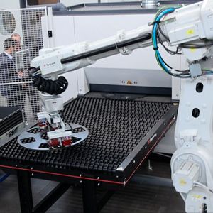 Live auf den InfoTagen zeigt Arku die Kombination aus der Entgratmaschine EdgeBreaker 3000 Fiber und dem Vision-Roboter EasyBot. Das System sorgt für stabile Abläufe und ist zudem eine Antwort auf die Herausforderungen des  wachsenden Kostendrucks.(Bild:  Maschinenmarkt/rw)