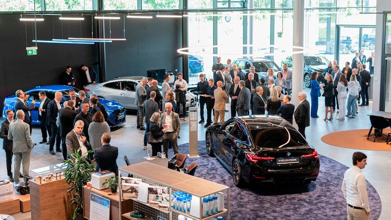 Blick in den neuen Showroom beim offiziellen Empfang. (Bild: Silke Rosar, Fotostudio Camera Obscura 3D-Visualisierung )