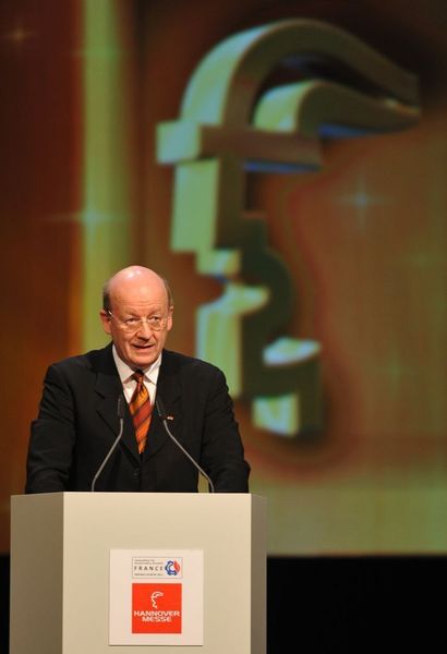 Prof. Dr. Wolfgang Wahlster, Vorsitzender der Jury des Hermes Award: „Das Familienunternehmen Krautzberger hat bereits im Jahr 1902 die heutige Spritzpistole erfunden, und nun hat die vierte Generation mit der Dampfspritzpistole erneut eine Produkt- und Prozessinnovation auf den Markt gebracht.“ Bild: Deutsche Messe (Archiv: Vogel Business Media)