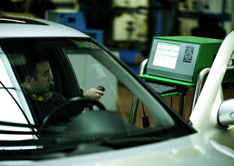 Seit 1.12.2008 müssen OBD-Fahrzeuge mit Erstzulassung 1.4.2006 und später mit der Leitfaden-4-Software geprüft werden. Ab 1.1.2010 entfällt die AU-Plakette am Kennzeichen und es gibt neue AU-Bescheinigungen.  (Foto: Gutmann)