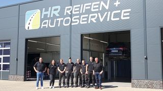 Aus einer winzigen Werkstatt zwischen Wohnhaus und Kälberstall machte Alexander Runnebaum mit seinem Team HR Reifen + Autoservice zu einem der besten freien Werkstätten in Deutschland. (Bild: Schreiner– »kfz-betrieb«)