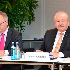 Gesprächsbedarf: „Wenn man hört, dass die Hersteller eine direkte Schnittstelle zum Kunden haben wollen, ohne dass sich Dritte dazwischendrängen, dann stellt sich im Handel die Frage nach der zukünftigen Aufgabenteilung zwischen Hersteller und Handel“, verdeutlichte ZDK-Präsident Jürgen Karpinski.(Foto:  Michel)