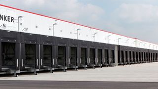 Am Flughafen Hannover-Langenhagen hat DB Schenker ein leistungsfähiges, nachhaltiges Umschlagterminal mit 7800 m² Lagerfläche eingeweiht. (Timm Rausch/DB Schenker)