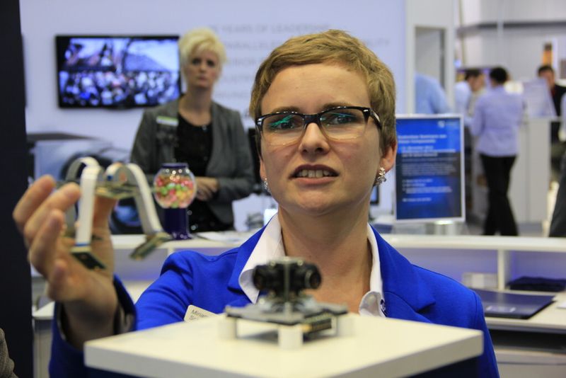 Miriam Schreiber von der Vision Components GmbH präsentiert das 