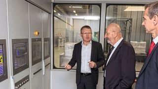 Andreas Ostrowicki (von links nach rechts), Geschäftsführer der BGS, Wolfgang Störkel, Senior Tool Specialst bei Pancon Connectors und Cliff Paulisch, Geschäftsführer von Nylon Polymers vor der Steuerung der Bestrahlungsanlage. (Ulrich Zillmann)