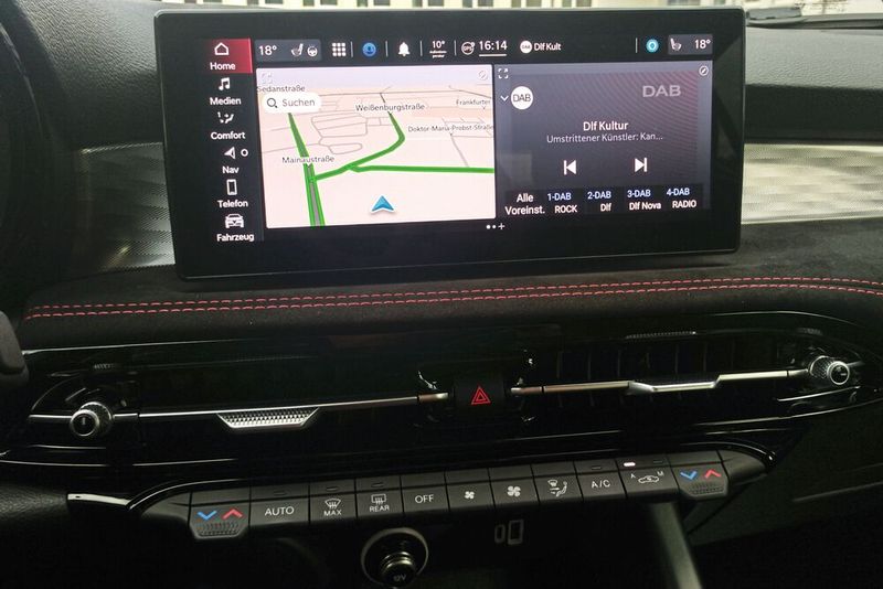 Die Software des Infotainmentsystems ist nicht führend, dafür gibt es noch für viele Funktionen eigene Taster. (Bild: Thomas Günnel/VCG)