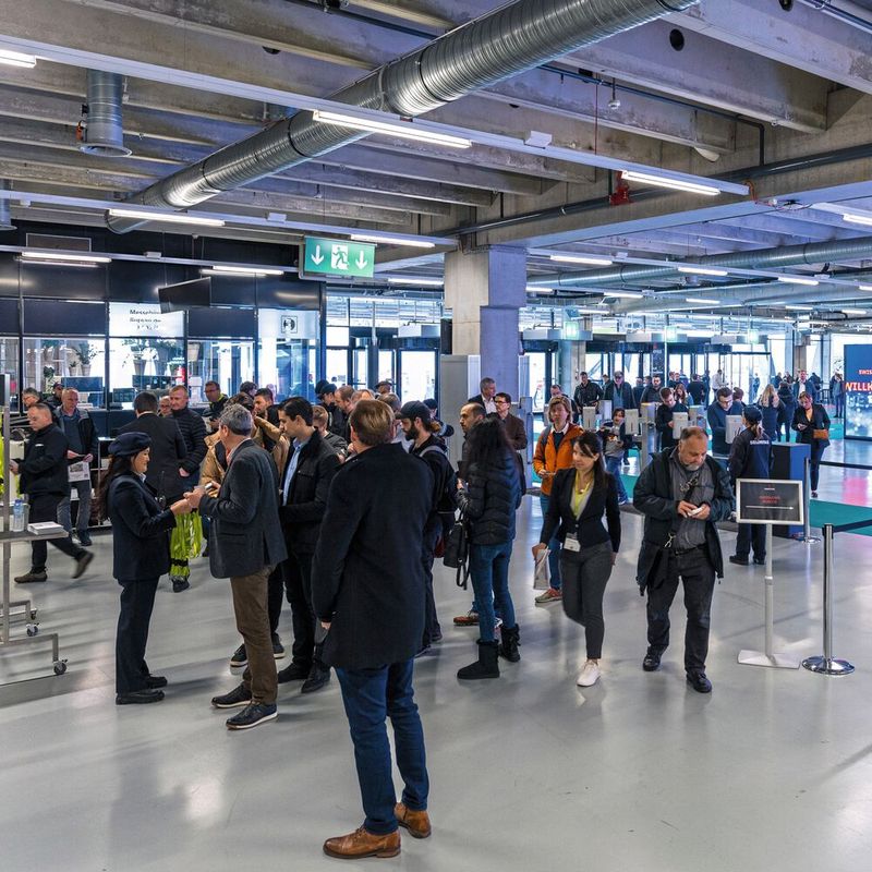 Grosser Besuchendenaufmarsch: Nach drei Jahren findet die Innoteq erstmals live statt und findet grossen Anklang bei Ausstellenden und Besuchenden.