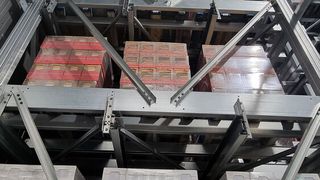 Hochbauend, sehr stabil und deshalb platzsparend sind die auf minimaler Grundfläche stehenden Satellitenlager von Westfalia jetzt bei Wernsing Feinkost installiert. Die Kartoffelernte einer Saison lässt sich jetzt verarbeiten und darin später bis zum Verkauf einlagern. (Bild: Westfalia Technologies)