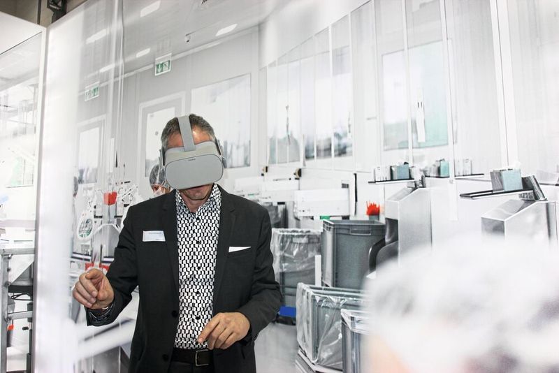 Zwei neue Reinräume für Kunststoffverarbeitung am Standort Mühltal bei Darmstadt nimmt Devicemed-Chefredakteur Peter Reinhardt am Stand von Riegler virtuell in Augenschein. (VCG)