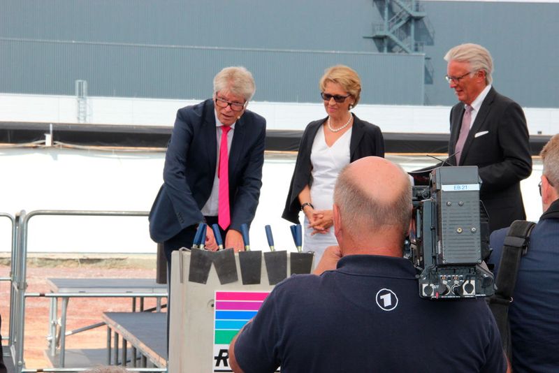 Nun wird der im Grundstein eingelassene Schaltschrank sorgsam verschlossen. (Bild: Reinhold Schäfer)