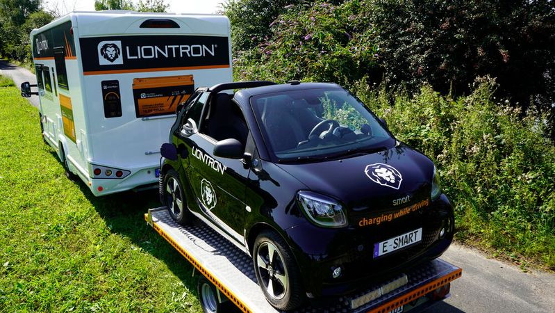 Der Elektro-Smart lässt sich mit der Stromanlage des Wohnmobils laden - während der Fahrt und auch im Stand, sofern die Sonne scheint.(Bild:  Liontron)