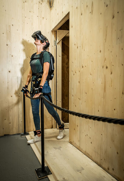 Ausgerüstet mit einer VR-Brille und einem VR-Backpack betreten sie zunächst die berühmte Hörnlihütte, den Ausgangspunkt für die Matterhornbesteigung.  (Red Bull / Romina Amato)